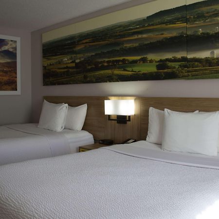 Days Inn By Wyndham Colby Eksteriør billede