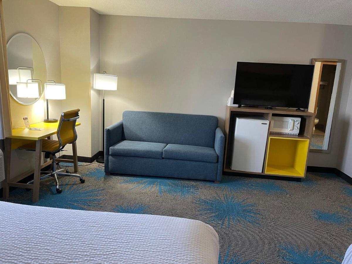 Days Inn By Wyndham Colby Eksteriør billede