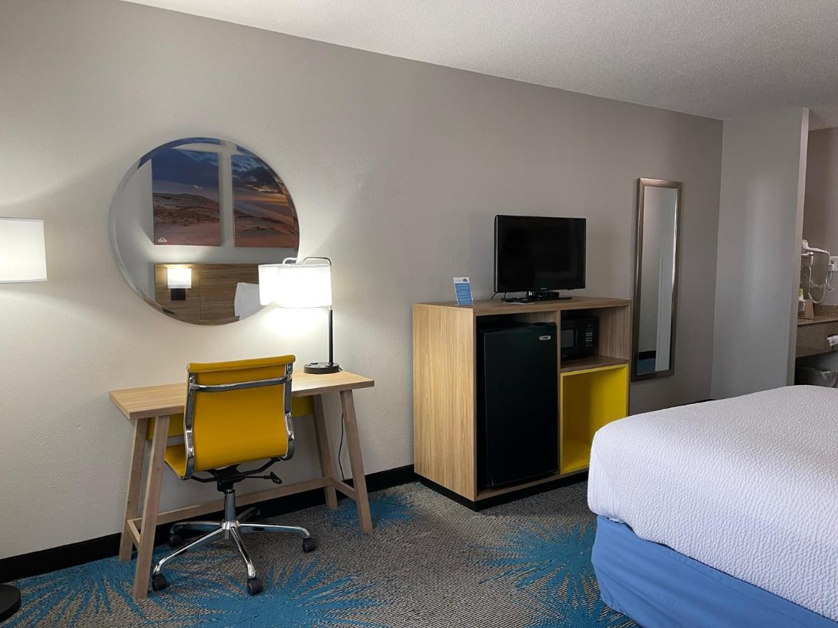 Days Inn By Wyndham Colby Eksteriør billede