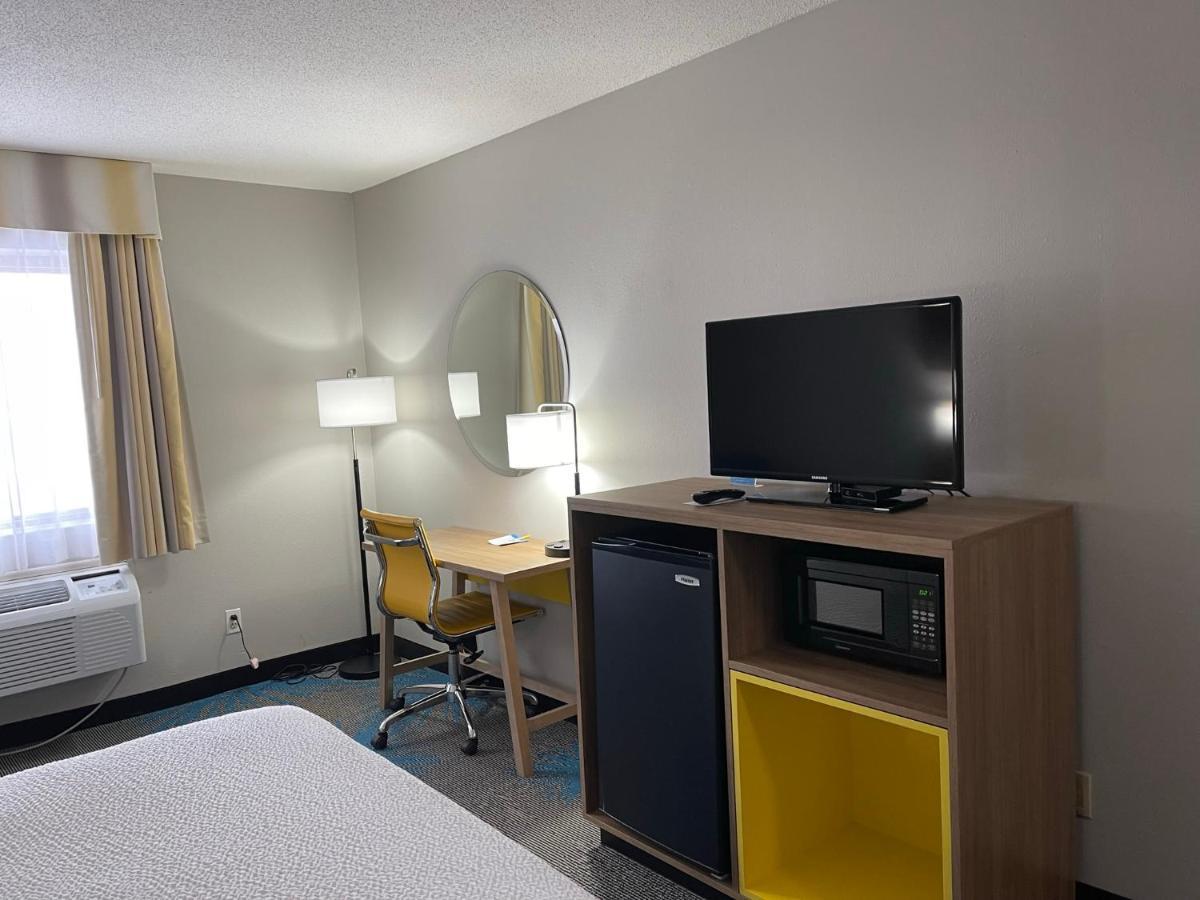 Days Inn By Wyndham Colby Eksteriør billede
