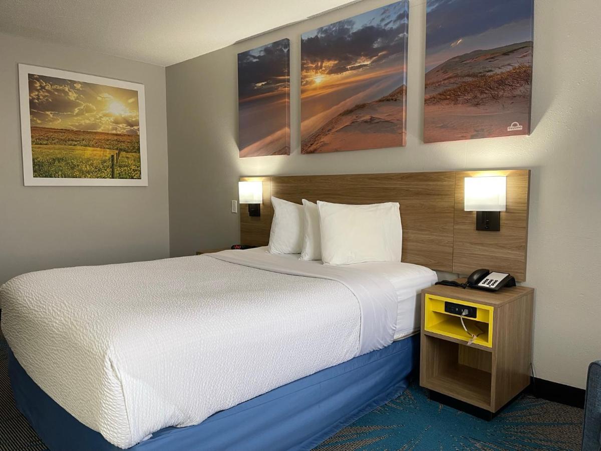 Days Inn By Wyndham Colby Eksteriør billede