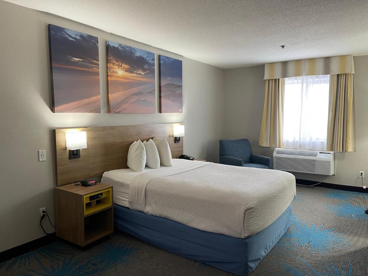 Days Inn By Wyndham Colby Eksteriør billede