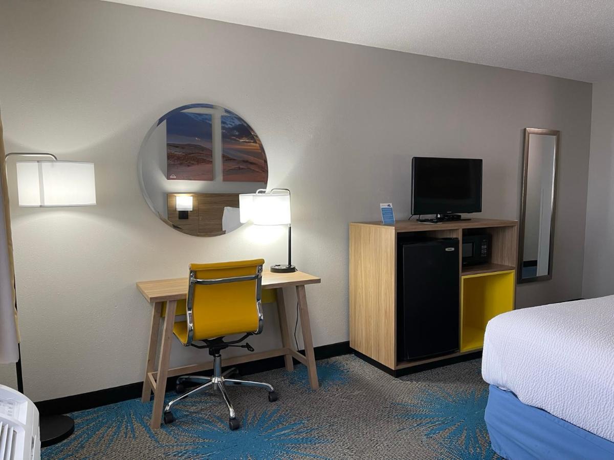Days Inn By Wyndham Colby Eksteriør billede