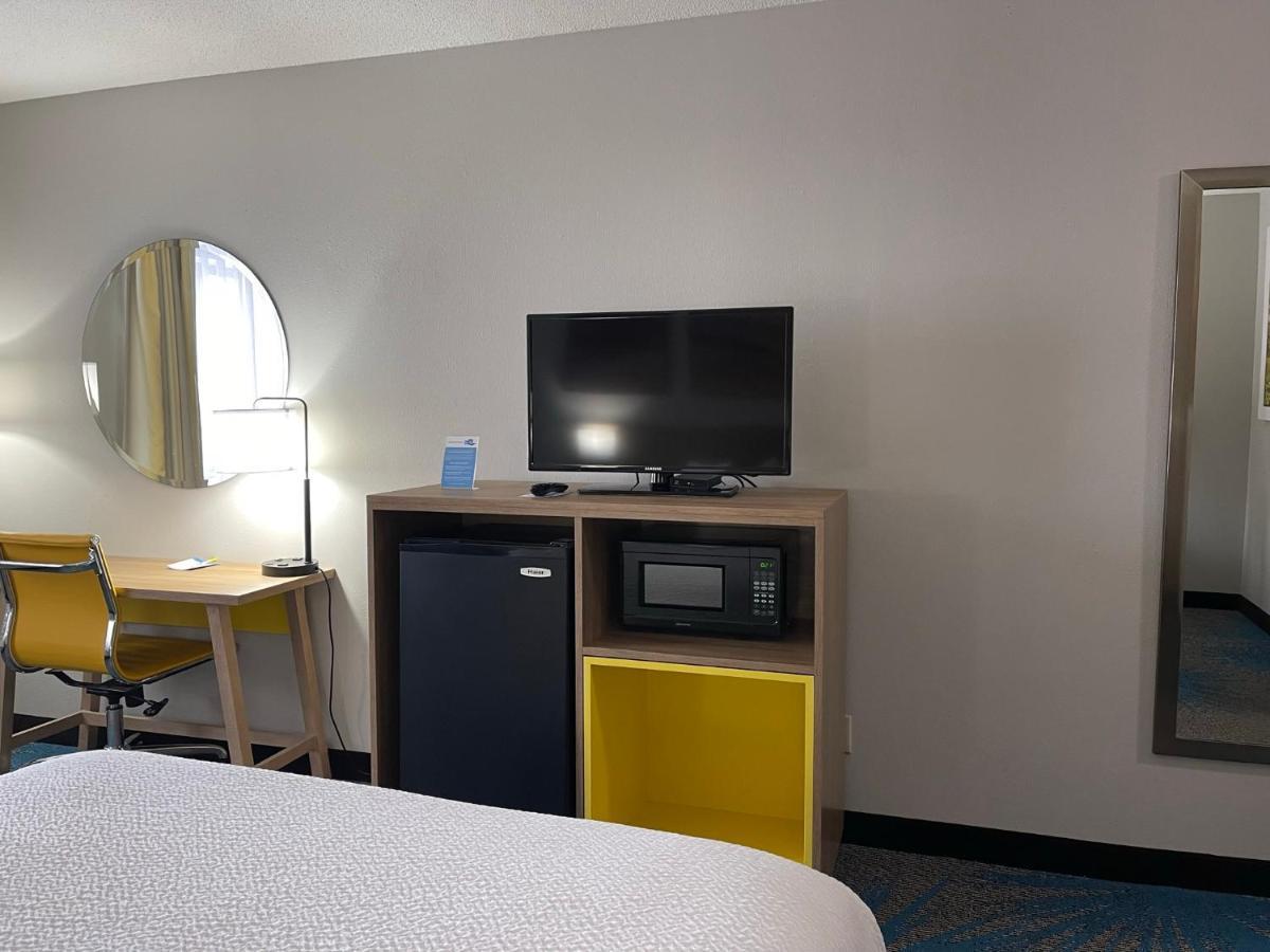 Days Inn By Wyndham Colby Eksteriør billede