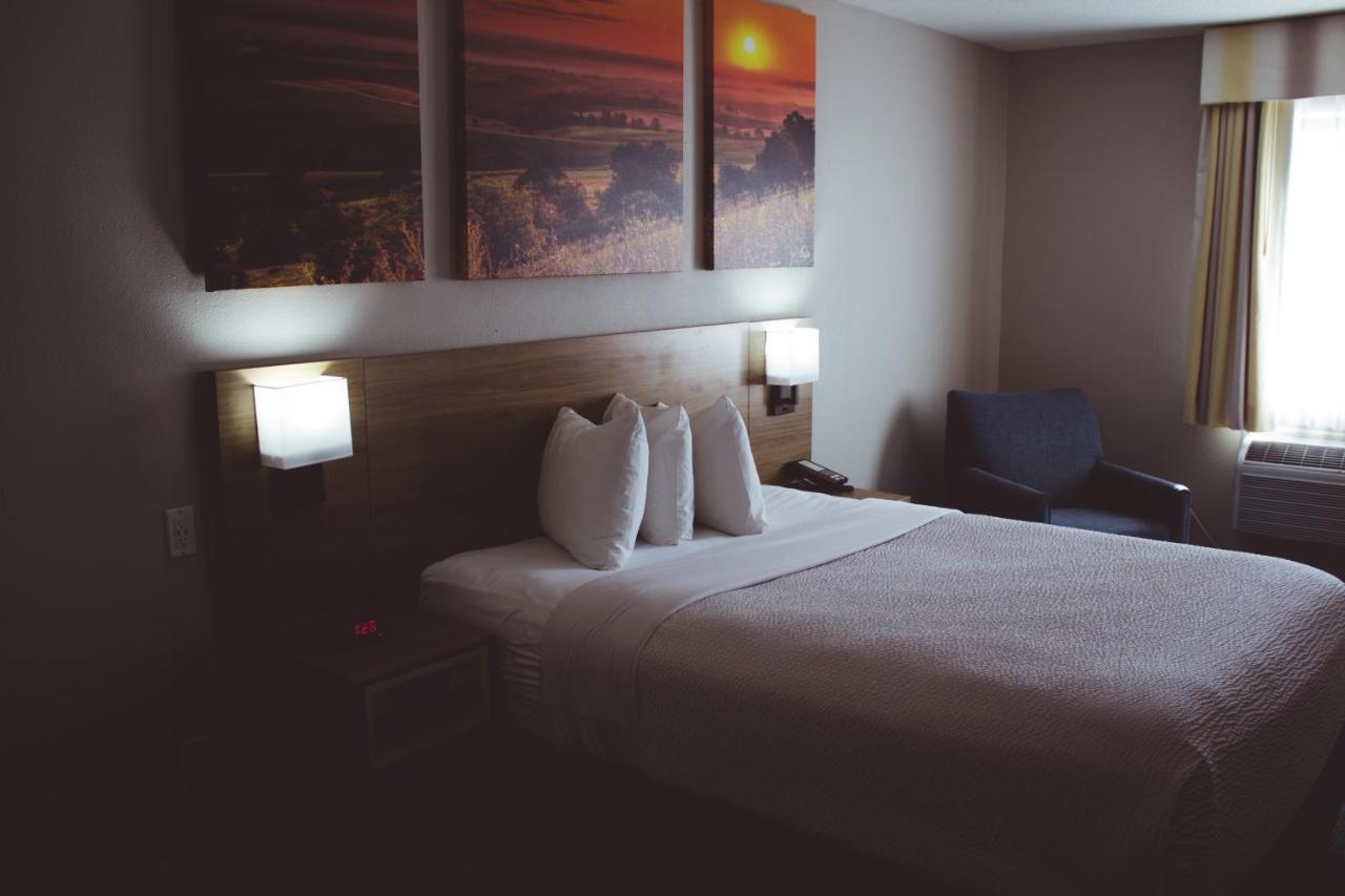 Days Inn By Wyndham Colby Eksteriør billede