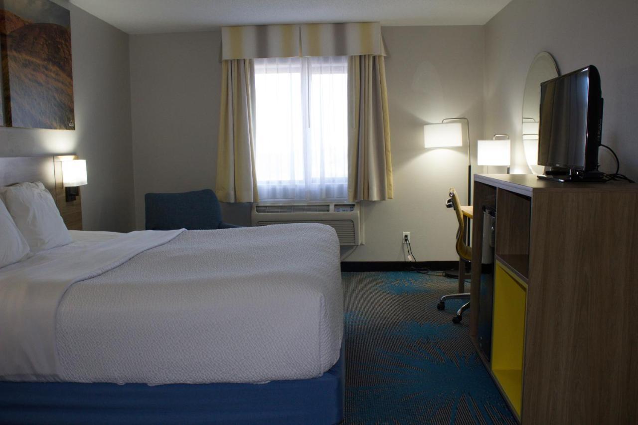 Days Inn By Wyndham Colby Eksteriør billede
