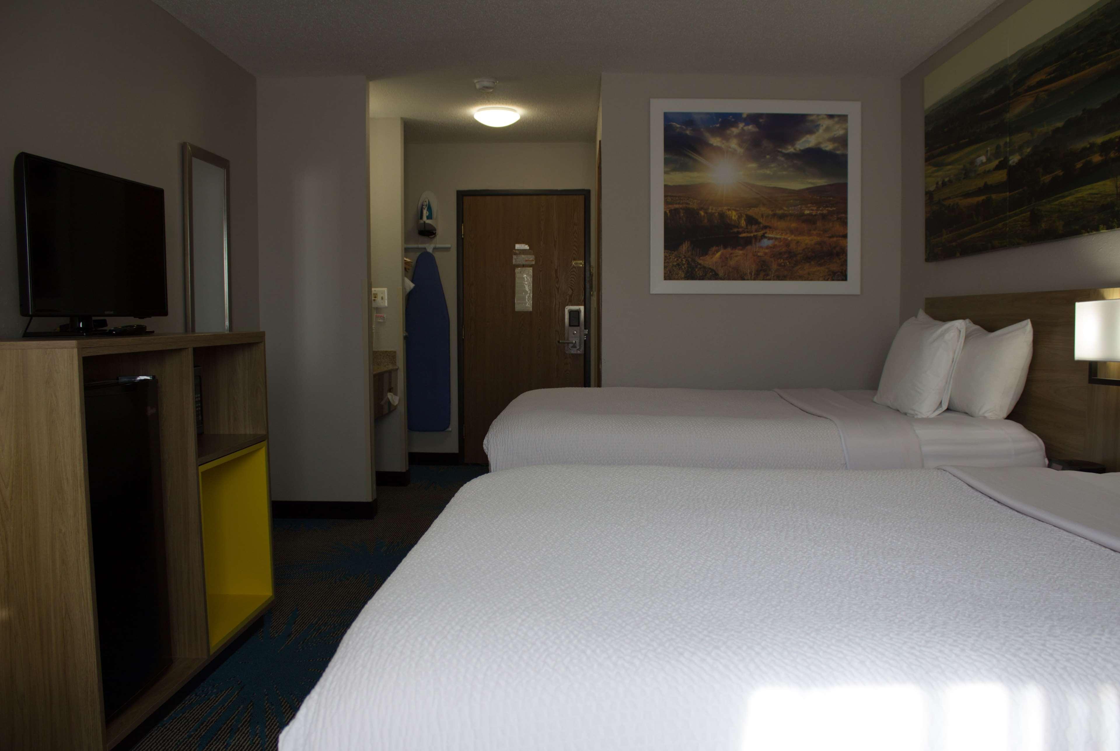 Days Inn By Wyndham Colby Eksteriør billede