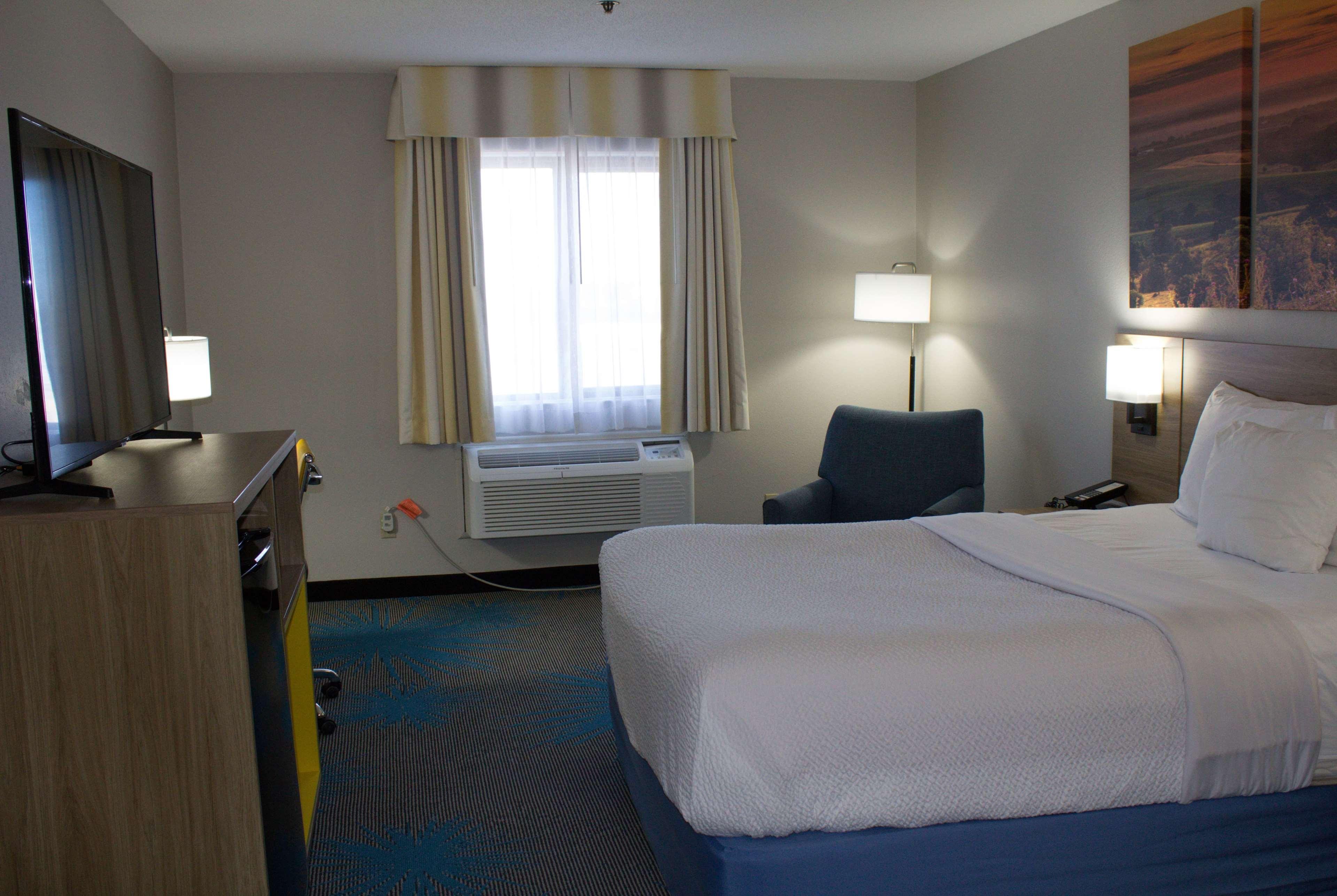 Days Inn By Wyndham Colby Eksteriør billede