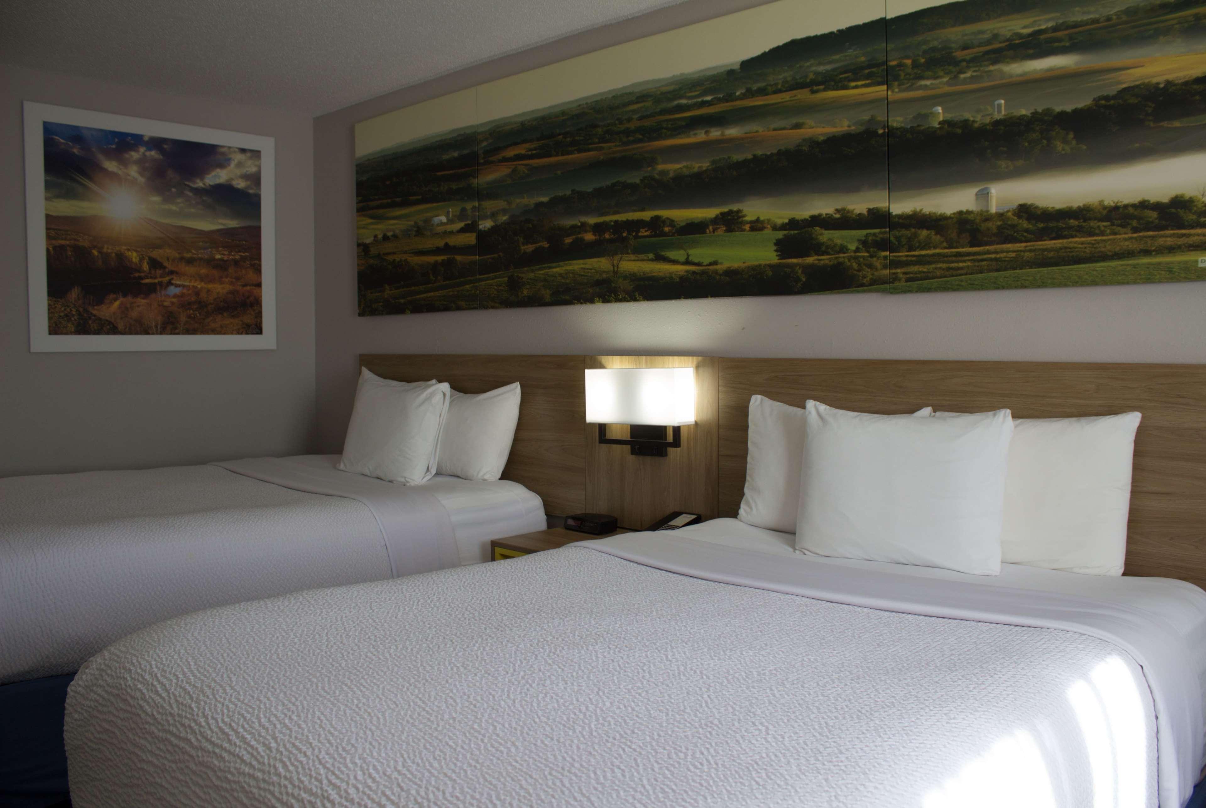 Days Inn By Wyndham Colby Eksteriør billede