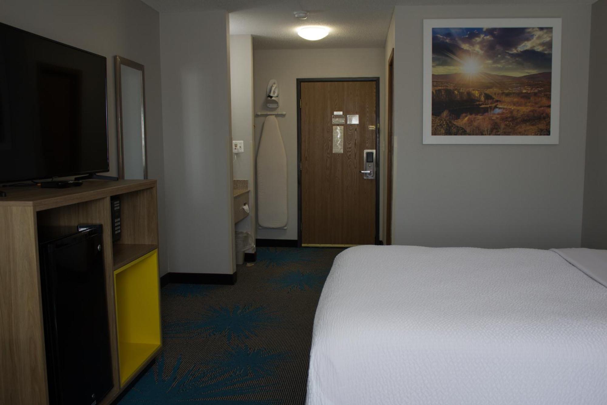Days Inn By Wyndham Colby Eksteriør billede