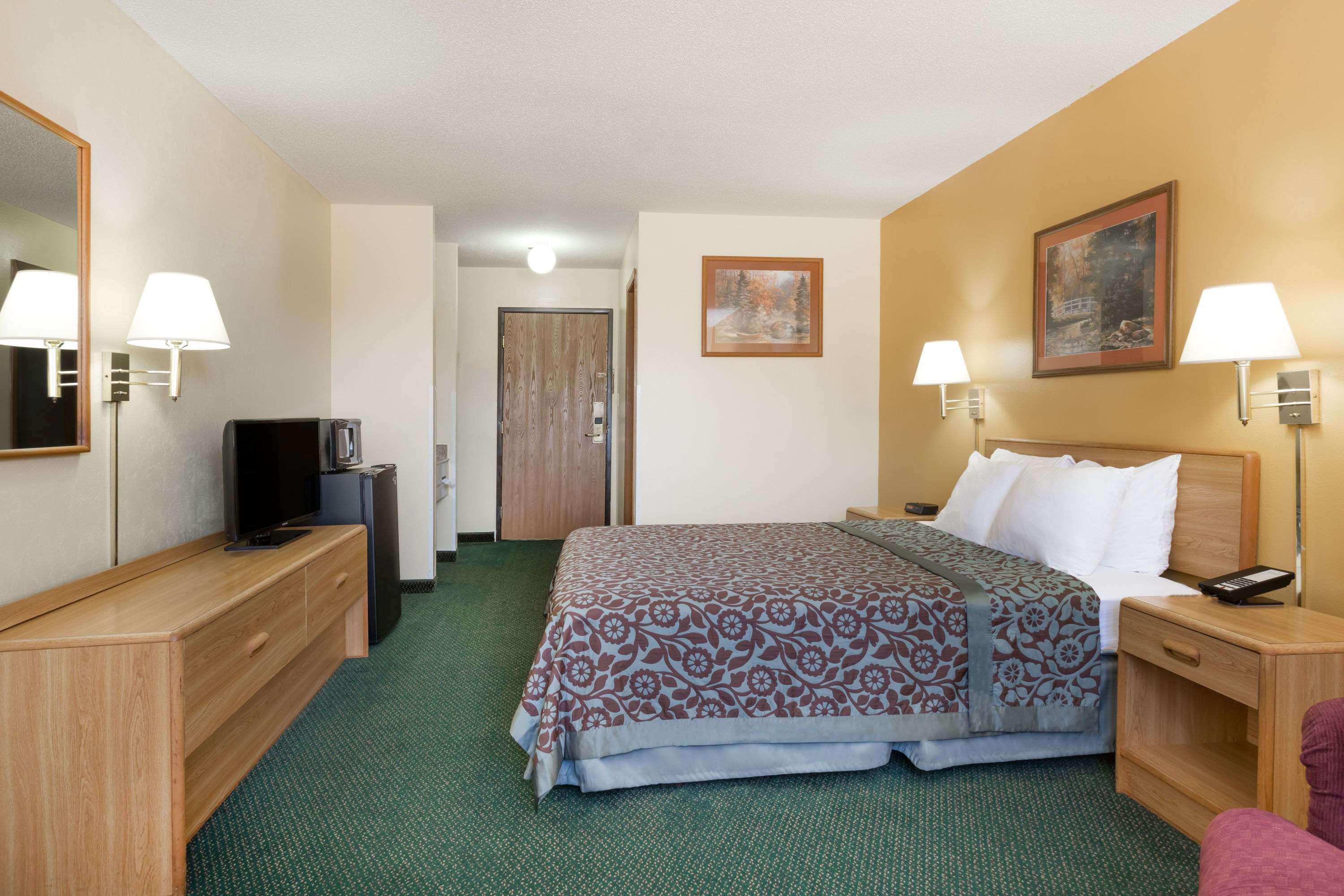 Days Inn By Wyndham Colby Eksteriør billede