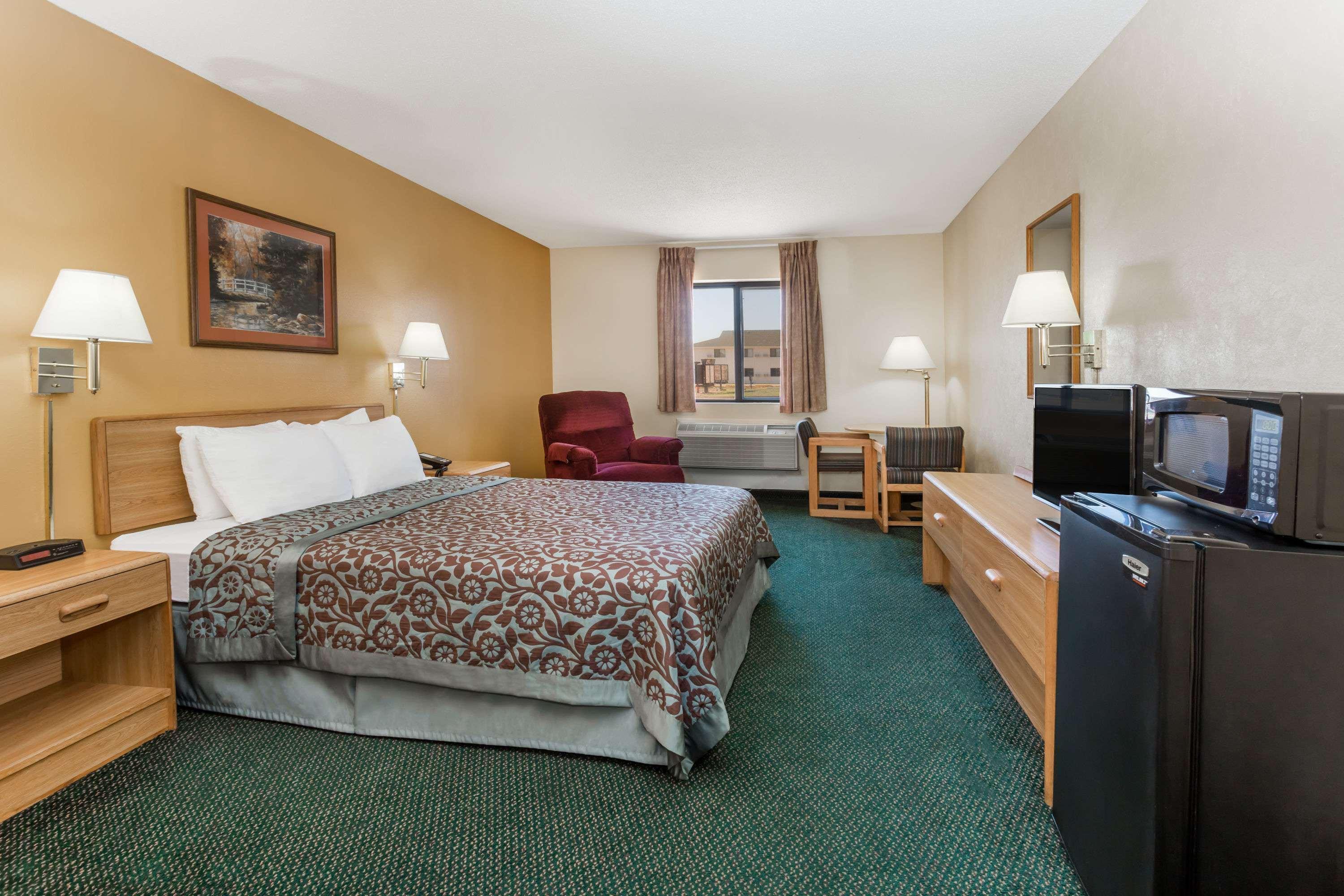 Days Inn By Wyndham Colby Eksteriør billede
