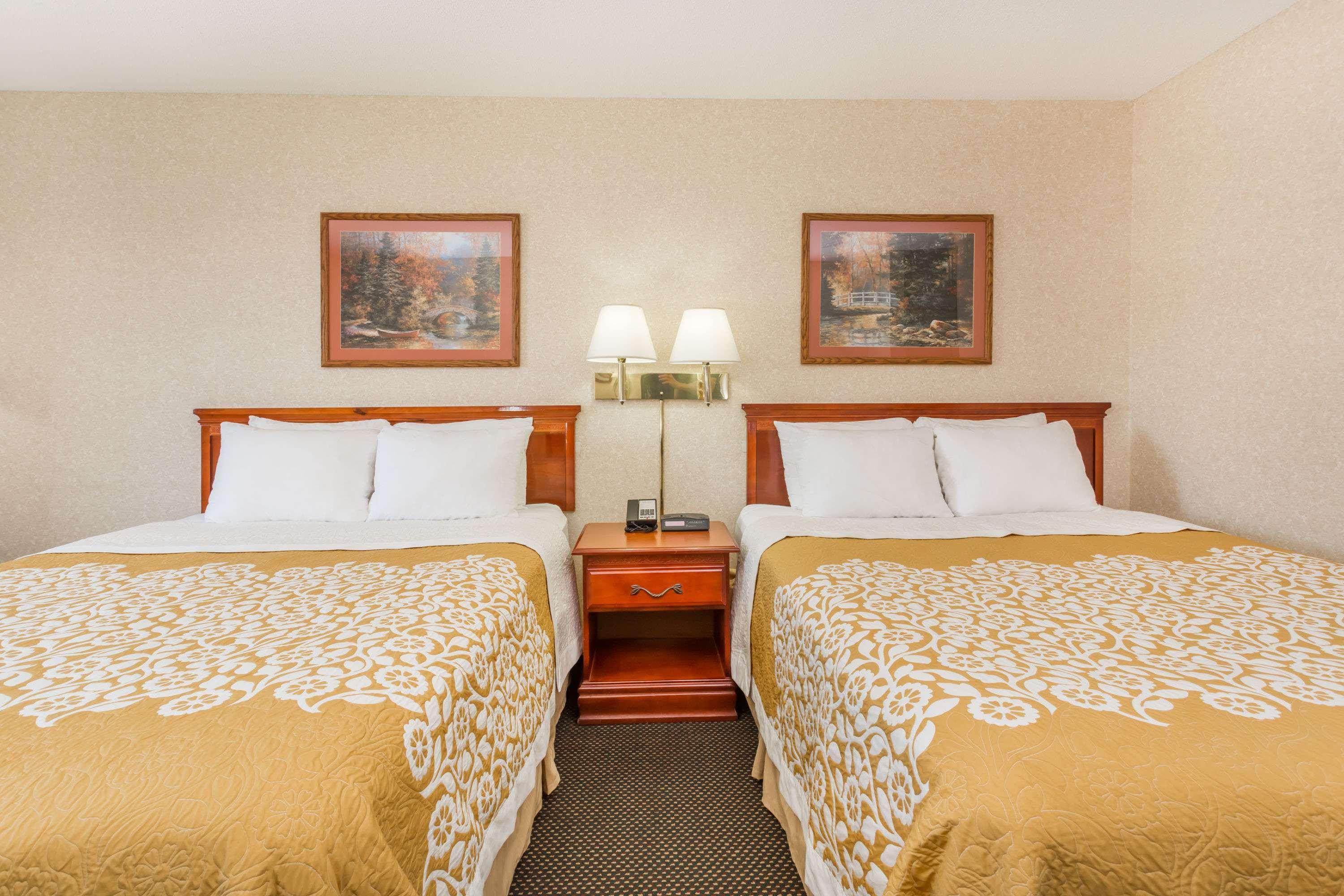 Days Inn By Wyndham Colby Eksteriør billede